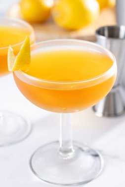 Beyaz mermerde kağıt uçak kokteyli.