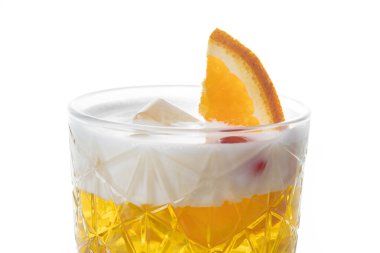 Beyaz arka planda izole edilmiş klasik viski kokteyli.