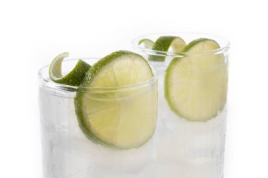 Beyaz arka planda izole edilmiş limonlu cin kokteyli. Kapat.