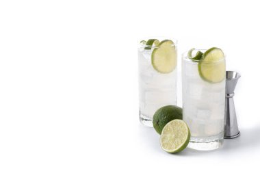 Beyaz arka planda izole edilmiş limonlu cin kokteyli. Boşluğu kopyala