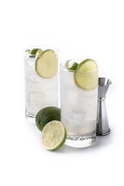 Beyaz arka planda izole edilmiş limonlu cin kokteyli