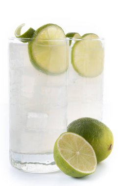 Beyaz arka planda izole edilmiş limonlu cin kokteyli