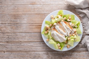 Tahta masada tavuklu çıtır Sezar salatası. Üst Manzara. Boşluğu kopyala