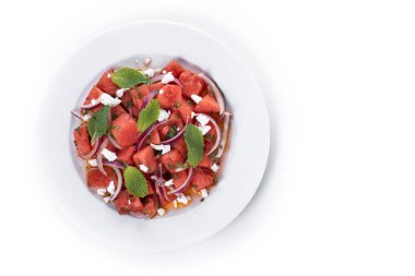 Beyaz zemin üzerinde Nane ve Kırmızı Soğanlı taze karpuz Feta Salatası. Üst Manzara. Boşluğu kopyala
