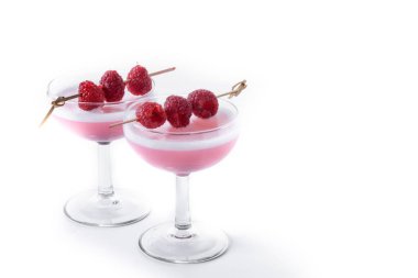 Beyaz arka planda izole edilmiş zarif Fransız Martini kokteyli. Boşluğu kopyala