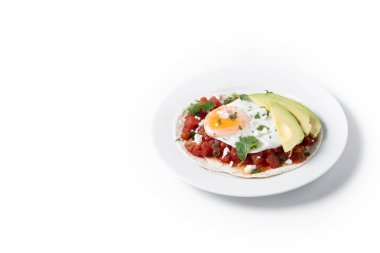 Huevos Rancheros. Geleneksel Meksika kahvaltısı beyaz arka planda izole edilmiş. Boşluğu kopyala