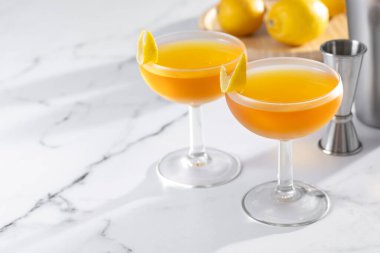 Beyaz mermer arka planda kağıt uçak kokteyli. Boşluğu kopyala