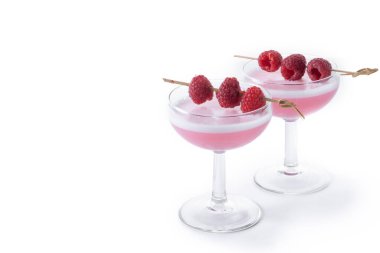 Beyaz arka planda izole edilmiş zarif Fransız Martini kokteyli. Boşluğu kopyala