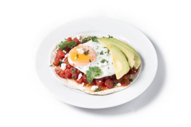 Huevos Rancheros. Beyaz arka planda geleneksel Meksika kahvaltısı