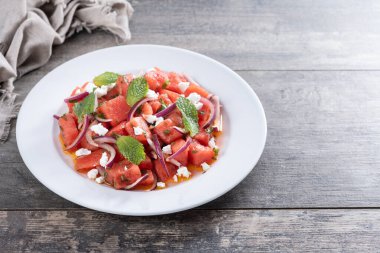 Nane ve Kırmızı Soğanlı taze karpuz Feta Salatası. Boşluğu kopyala