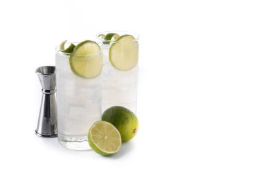 Beyaz arka planda izole edilmiş limonlu cin kokteyli. Boşluğu kopyala