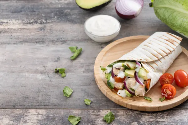 Ahşap masada nefis ızgara tavuk dürümü. Boşluğu kopyala