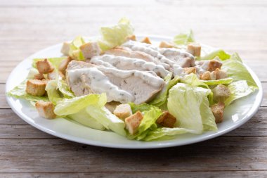 Çıtır Sezar salatası ve tavuk. Kapat.