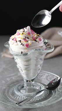 Gri ve siyah arkaplanda serpiştirilmiş krem şanti yemek