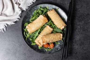 Çıtır çıtır sebzeler siyah arkaplanda yuvarlanır