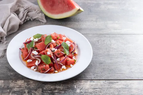 Nane ve Kırmızı Soğanlı taze karpuz Feta Salatası. Boşluğu kopyala