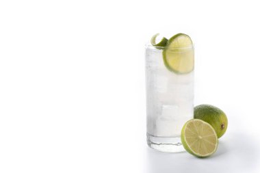 Beyaz arka planda izole edilmiş limonlu cin kokteyli. Boşluğu kopyala