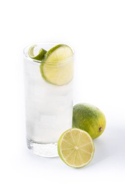 Beyaz arka planda izole edilmiş limonlu cin kokteyli