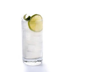 Beyaz arka planda izole edilmiş limonlu cin kokteyli. Boşluğu kopyala