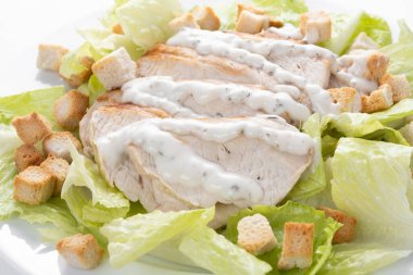 Çıtır Sezar salatası ve beyaz arka planda izole edilmiş tavuk.
