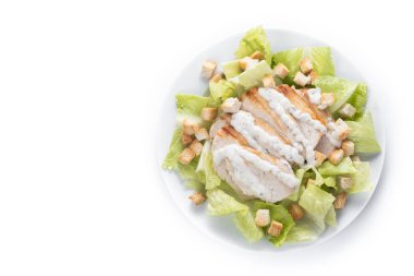 Beyaz arka planda izole edilmiş tavuklu çıtır Sezar salatası. Üst Manzara. Boşluğu kopyala