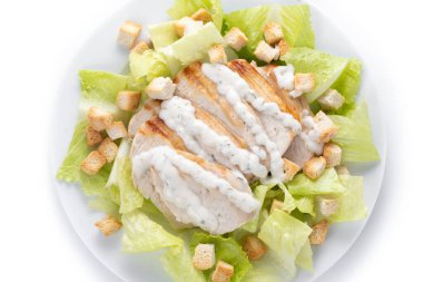 Çıtır Sezar salatası ve beyaz arka planda izole edilmiş tavuk.