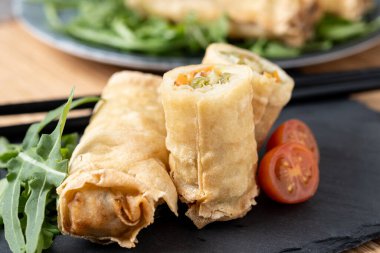 Çıtır çıtır sebzeler Tahta masada yuvarlanıyor