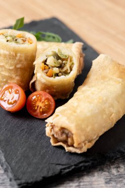 Çıtır çıtır sebzeler Tahta masada yuvarlanıyor