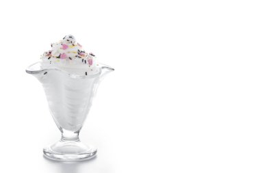 Beyaz arka planda serpiştirilmiş krem şanti. Boşluğu kopyala