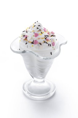 Beyaz arkaplanda serpiştirilmiş krema lezzeti