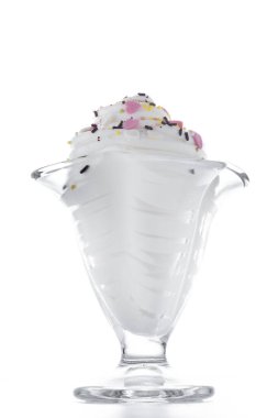 Beyaz arkaplanda serpiştirilmiş krema lezzeti