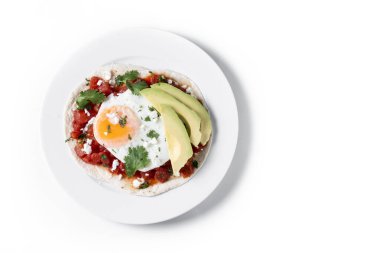Huevos Rancheros. Geleneksel Meksika kahvaltısı beyaz arka planda izole edilmiş. Üst Manzara. Boşluğu kopyala