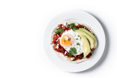 Huevos Rancheros. Geleneksel Meksika kahvaltısı beyaz arka planda izole edilmiş. Üst Manzara. Boşluğu kopyala