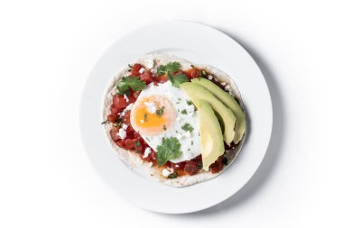 Huevos Rancheros. Beyaz arka planda geleneksel Meksika kahvaltısı