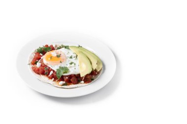 Huevos Rancheros. Geleneksel Meksika kahvaltısı beyaz arka planda izole edilmiş. Boşluğu kopyala