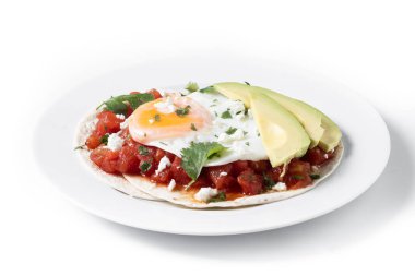 Huevos Rancheros. Beyaz arka planda geleneksel Meksika kahvaltısı