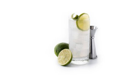 Beyaz arka planda izole edilmiş limonlu cin kokteyli. Boşluğu kopyala