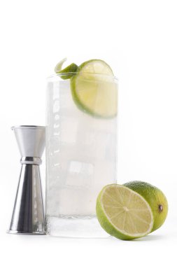 Beyaz arka planda izole edilmiş limonlu cin kokteyli