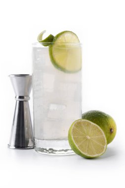 Beyaz arka planda izole edilmiş limonlu cin kokteyli