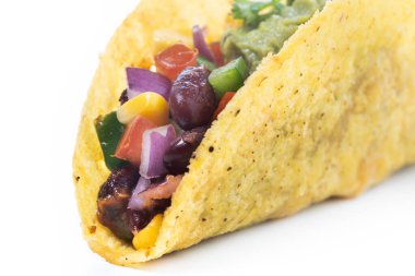 Böbrek fasulyesi, mısır, doğranmış kırmızı soğan, dolmalık biber, kiraz domatesli, beyaz arka planda izole edilmiş taze guacamole soslu renkli vejetaryen taco.