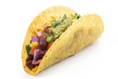 Böbrek fasulyesi, mısır, doğranmış kırmızı soğan, dolmalık biber, kiraz domatesli, beyaz arka planda izole edilmiş taze guacamole soslu renkli vejetaryen taco.