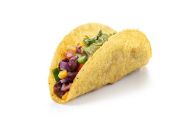 Böbrek fasulyesi, mısır, doğranmış kırmızı soğan, dolmalık biber, kiraz domatesli, beyaz arka planda izole edilmiş taze guacamole soslu renkli vejetaryen taco.