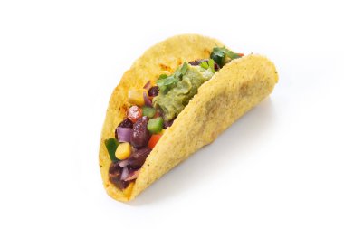 Böbrek fasulyesi, mısır, doğranmış kırmızı soğan, dolmalık biber, kiraz domatesli, beyaz arka planda izole edilmiş taze guacamole soslu renkli vejetaryen taco.