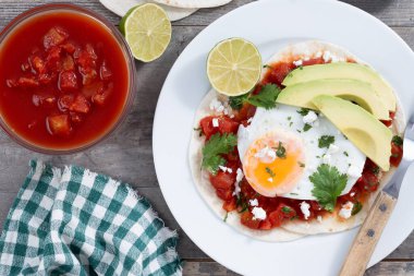 Huevos Rancheros. Geleneksel Meksika kahvaltısı ahşap masada.