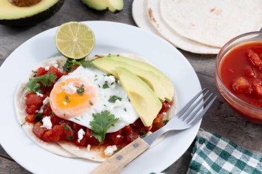 Huevos Rancheros. Geleneksel Meksika kahvaltısı ahşap masada.