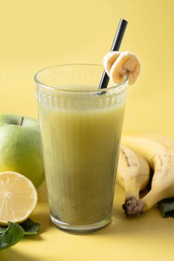 Sarı arkaplanda sağlıklı yeşil smoothie