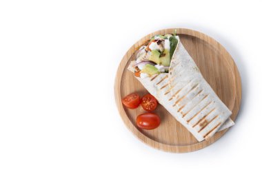 Beyaz arka planda izole edilmiş sebzeli leziz ızgara tavuk dürümü. Üst Manzara. Boşluğu kopyala