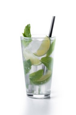 Beyaz Arkaplanda Lime ve Naneli Klasik Mojito Kokteyli