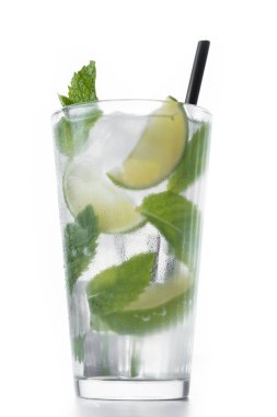 Beyaz Arkaplanda Lime ve Naneli Klasik Mojito Kokteyli