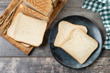 Tahta masada beyaz ekmek dilimleri